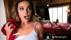 Reproduzir Peituda Milf Alexis Fawx voyeuristicamente ensina sua enteada Dillion Harper a esguichar e engolir