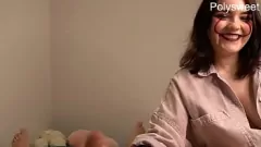 Jouer Una bella mora adolescente con tatuaggi viene scopata a pecorina mentre indossa una maschera da jolly e parla sporco in russo