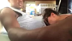 Redare Urmărește această curvă albă din 2023 care face deepthroat un BBC negru masiv într-o scenă porno de casă