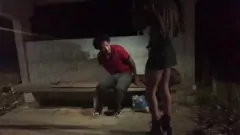 Odtwórz Szczęśliwy bezdomny zabawia się z dużym tyłkiem dziwki na ulicy