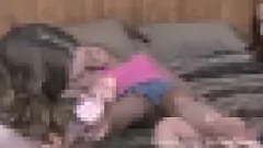 Reproduzir Assista a este trio lésbico com meias gostosas com ação BDSM e fetiche por pés