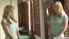 Redare Avy Scott și Prinzzess într-o sesiune lesbiană de linge de păsărică cu sâni mari și acțiune de păsărică rasă