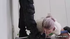 Jouer Une ado coquine reçoit un traitement anal hardcore dans un asile bdsm tout en suçant et en léchant le cul