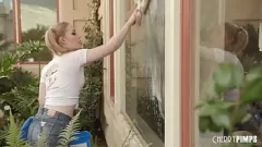 Jouer Emma Starletto, la piccola e sexy filatrice bionda, stuzzica Steve Holmes con la sua figa allettante e il perizoma bagnato