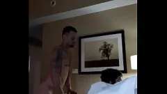 Afspelen Stomende Spy Cam betrapt getatoeëerd stel dat wild wordt op z'n hondjes