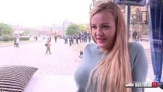 Abspielen Sex mit einer Blondine im Zentrum von Bukarest, die von einem Schauspieler xxx gefickt wird