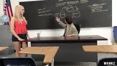 Abspielen Die Schülerin wird bei der mündlichen Prüfung von einem Lehrer unterstützt