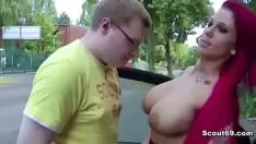 Abspielen Die hysterische Hure fickt ihre nasse und enge Muschi