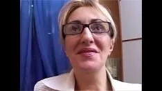 Ecco come una figa di una donna matura super buona guarda il porno a letto Xxx