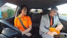 Afspelen Rijpe vrouw met grote tieten zuigt haar in de auto