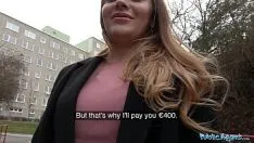 Afspelen Een heet poesje neemt een pijpbeurt op de bloktrap van een vreemde