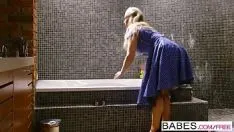 Jouer Segue la sua brava sorella in bagno e scopa entrambe le sorelle