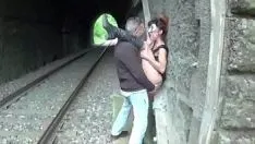 Jouer Baisée dans le tunnel où passe le train Xxx