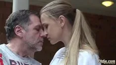 Jouer Sexe avec Beat Father qui baise sa fille