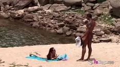 Jouer Sexe sur une île déserte filmé un couple comme de la baise