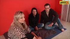 Odtwórz Dwie panie ostro zerżnięte publicznie z facetem szalonym na punkcie jej cipki