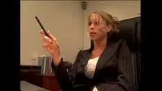 Jouer Lui viene da lei in ufficio e la scopa brutalmente finché non ha orgasmi multipli