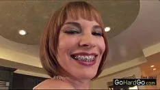Jouer Dana DeArmond dans une chambre d'hôtel avec un gangster