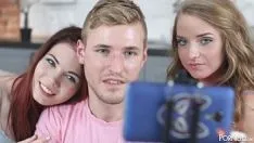 Jouer Nouveau porno avec deux nouvelles filles de 18 ans pénétrées par un garçon viril