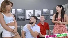 Jouer Casting porno con due fighe scopate duramente da due uomini perversi