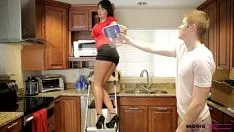 Jouer Film porno di bodybuilding scopati da Varuso in cucina 2018