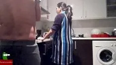 Jouer La cuisinière se frotte un peu la bite le matin et veut baiser avec achèvement