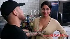 Jouer Analia au café se prend une pipe et une bite entre ses seins