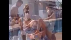 Ella masajea muy bien su coño cuando se sienta en la silla junto a la piscina y luego la invita