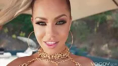 تشغيل إنه يمتص جيدًا ثم يقوم بعمل الانقسامات على قضيبه