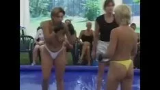 Reproducir Este tipo sin camisa lastima el culo de esta joven sexy cuando