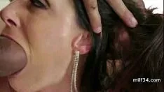 Abspielen Gute Milf nimmt den ganzen dicken Schwanz in den Mund und ertrinkt damit