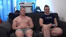 Jouer Fille à lunettes ludique avec de gros seins naturels qui le met dans sa chatte et à l'intérieur