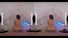 Abspielen Der Schwanz dieser brünetten MILF mit den großen Brüsten passt sehr gut in ihren Arsch und sie will es auch