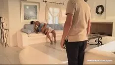 Abspielen Glatzkopf fickt nur schöne Mädchen
