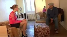 Redare Asteapta cuminte sa ii vina partenerul pe saltea sa isi primeasca pula pe la