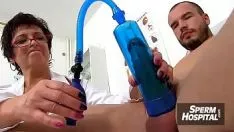 Jouer La dottoressa sexy ha rovinato la sua immunità quando ha scopato un giovane uomo