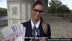 Odtwórz Kiedy widzi tyle pieniędzy, nie odmawiaj gry z seksem oralnym