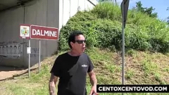 Reproduzir MILF italiana recebe dupla penetração em uma orgia selvagem
