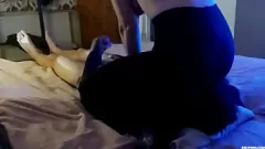 Jouer Orgasmo in faccia con la dominatrice femminile in calzamaglia nera: sborrata in faccia per una teenager