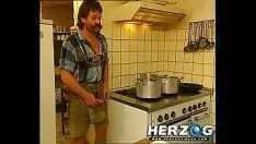Abspielen Milf xxx hd mit einem Koch fickt ihre Angestellte, wenn sie kocht