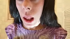 Jouer Bocchino mattutino con spazzolino da denti: fantasia pov piena di saliva di una schiava adolescente con la padrona PT1