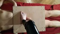 Reproducir Los pies descalzos de la domina húngara pisotean y abofetean la polla del esclavo - Parte 1