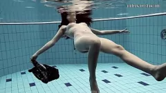 Abspielen Heißes russisches Meerjungfrauenbaby wird im Pool nass und wild
