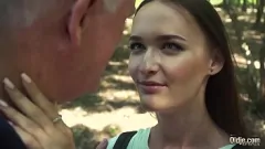 Jouer Une jeune adolescente a une rencontre publique avec son grand-père en chaleur