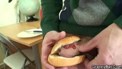 Reproduzir Vovó tesão fica safada com um pau grande