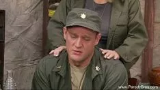 Abspielen Die Blondine fickt den General der Armee auf seinen Befehl