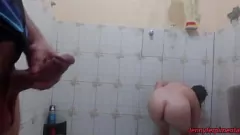 Afspelen Step-Mom raakt gevangen in de douche, zoon kan haar perfecte kont niet weerstaan