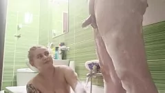 Odtwórz Curvy Blonde Feonixxx daje rękę z wielkimi naturalnymi piersiami w wannie