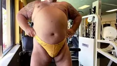 Reproducir Muscle Bear Grandpa no puede resistir un orgasmo de manos libres en el gimnasio
