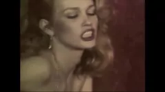 Odtwórz Włosie lesbijskie trójkąt w retro London: A Hairy Pussy Bi-Sexual Encounter